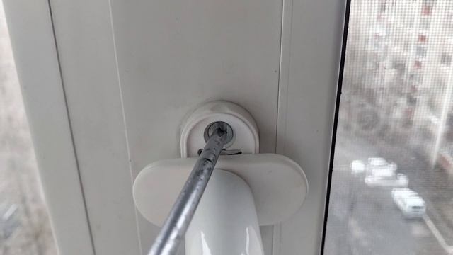 Если разболталась ручка пластикового окна, как подтянуть