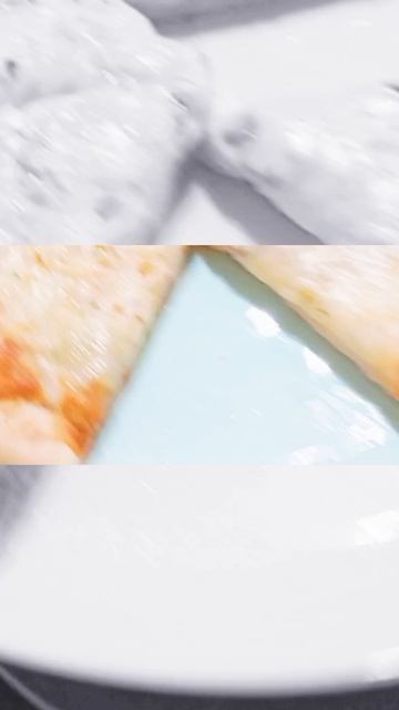 мы с мамой сделали пиццу четыре сыра