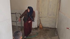 Передача Азаде и Сами в обмен на деньги.