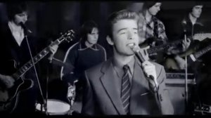 Эту песню мы играли в детстве на гитарах А у нас на озере лилии цвеут