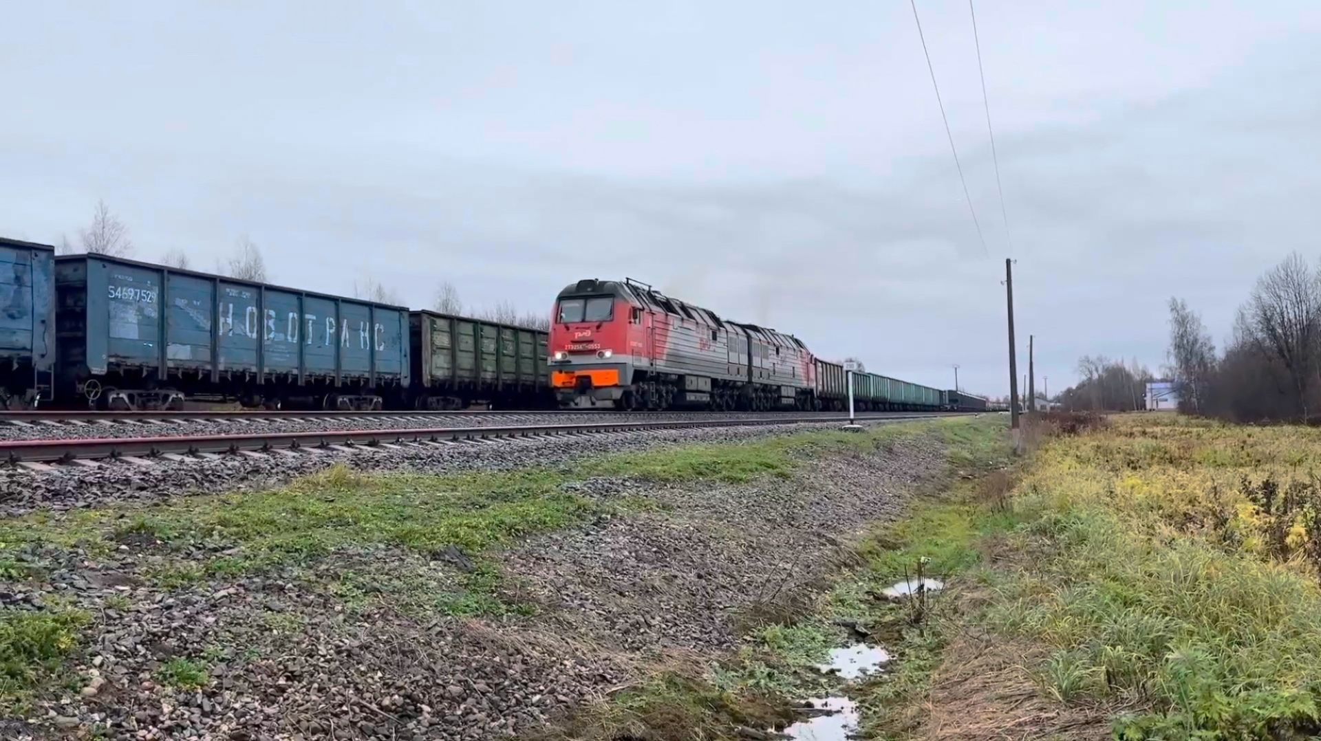 «Скрещение ходом!» Тепловозы 2ТЭ116УД-029 и 2ТЭ25КМ-0553 с грузовыми поездами на ст.Молот, ноябрь смотреть онлайн