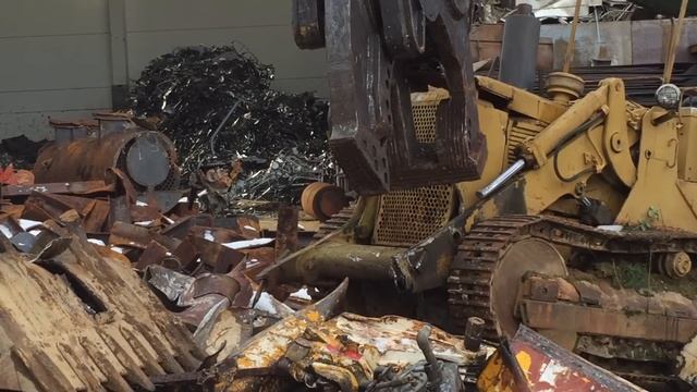 Утилизация бульдозера специальными ножницами смотреть онлайн