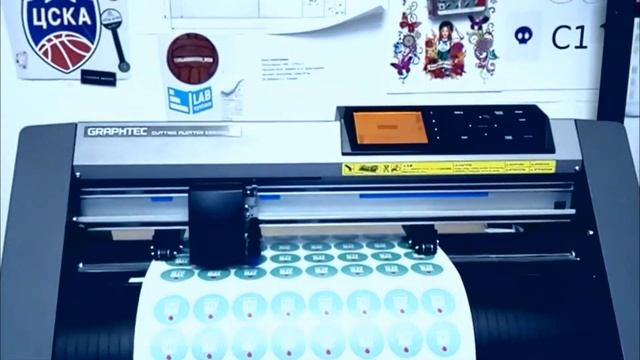 Контурная резка наклеек на Graphtec cutting plotter CE6000-40 смотреть онлайн