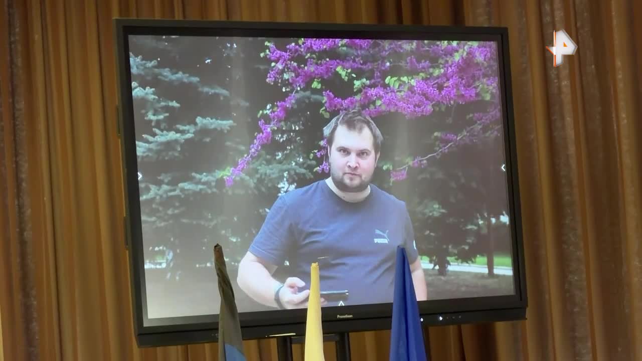 В школе №88 в Кировском районе Донецка открыли "Парту Героя" в память о погибшем в зоне спецопера... смотреть онлайн
