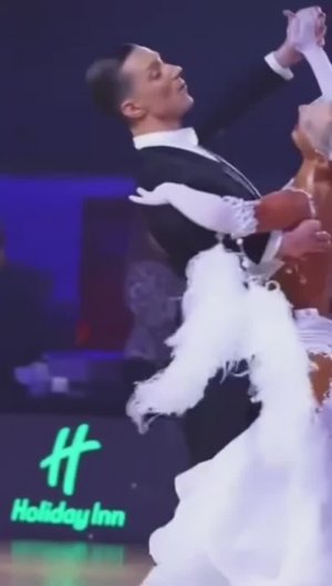 Падал белый снег