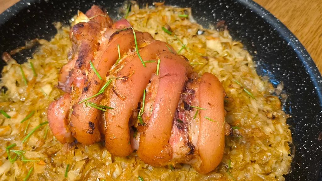 Свиная рулька с капустой в духовке — сочная, ароматная и тает во рту!