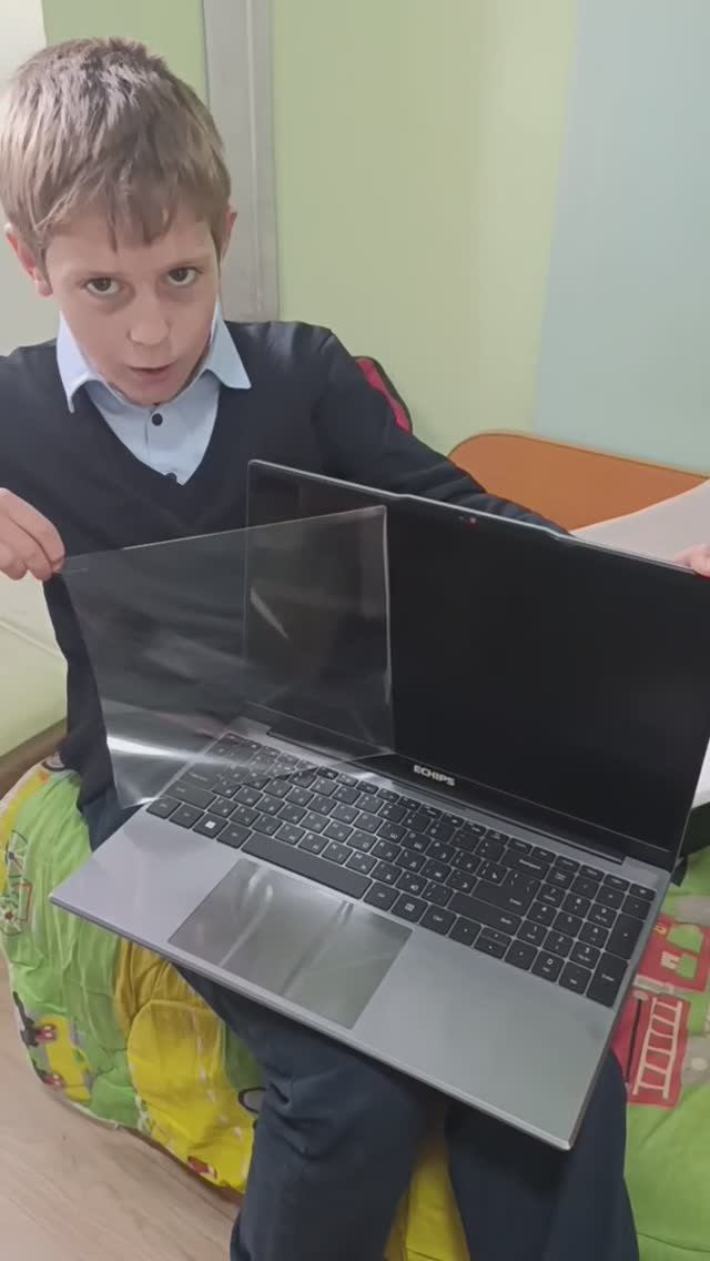 День рождение: ребенок распаковывает подарки и делится эмоциями смотреть онлайн