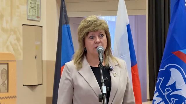 В донецкой школе №88 Парту Героя посвятили выпускнику учебного заведения военкору Александру Март... смотреть онлайн