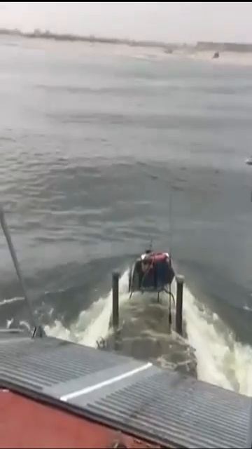 БТР-82А морской пехоты Балтийского флота ныряет с десантного катера проекта 21820 _Денис Давыдов_ смотреть онлайн