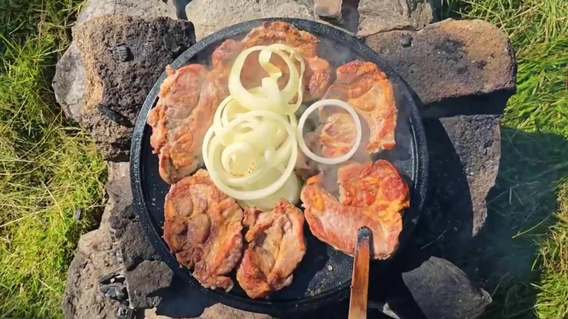 Самые сочные мясные блюда на огне. Готовка еды на природе. Бушкрафт АСМР смотреть онлайн