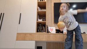 красивый танец с мячом