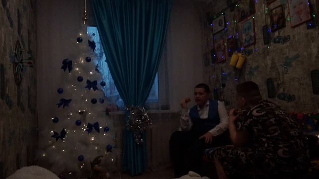 Всё что вы хотели сидеть и поболтать семья в доме (6 СЕРИЯ Ярик и Игорь ест ростикс новый год) 😋🎄 смотреть онлайн