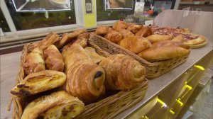 Владелец подмосковной пекарни отправил Владимиру Путину целую корзину с выпечкой.