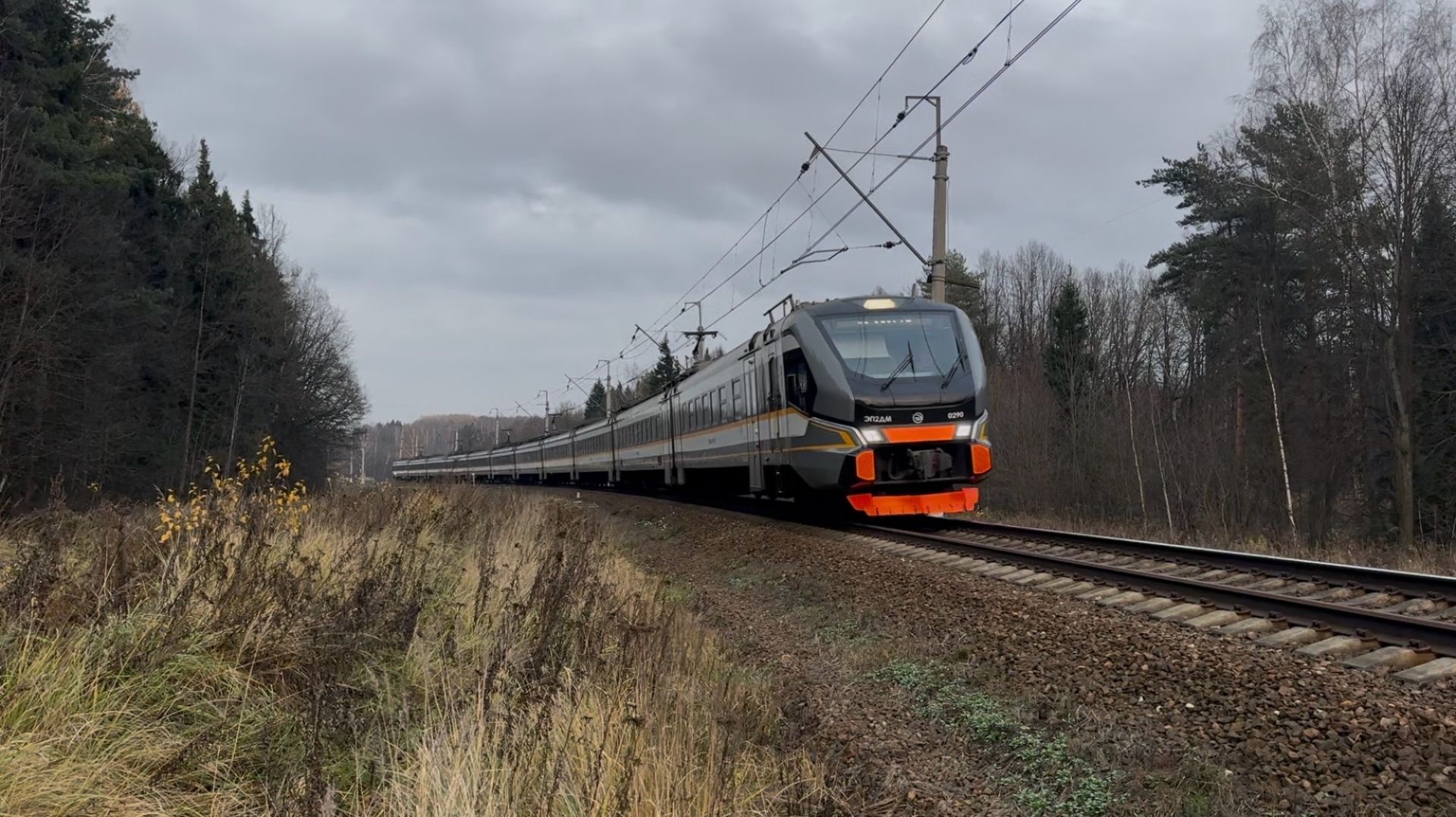 «В кривой!» Электропоезд ЭП2ДМ-0290 на перегоне, ноябрь 2025 года смотреть онлайн