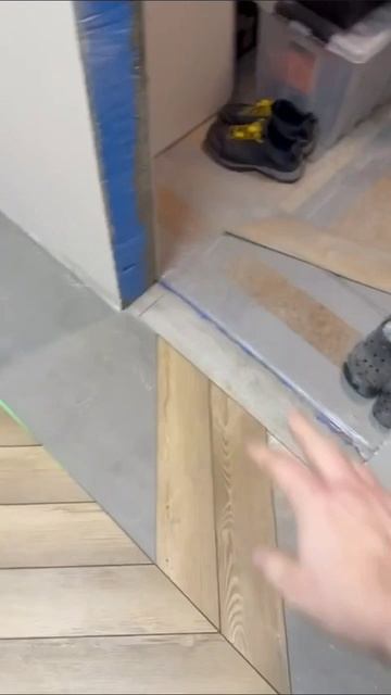 Раскладка кварц винила елочкой. Всего 20 сантиметров решают👌 А ведь можно недумаю уложить кварцвини