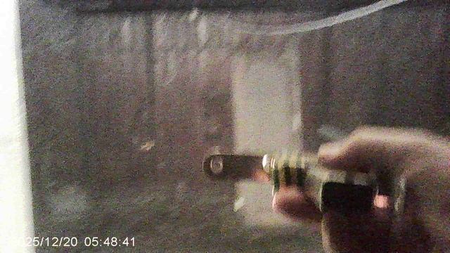 Проверка самодельного фонарика в тёмное время суток во дворе