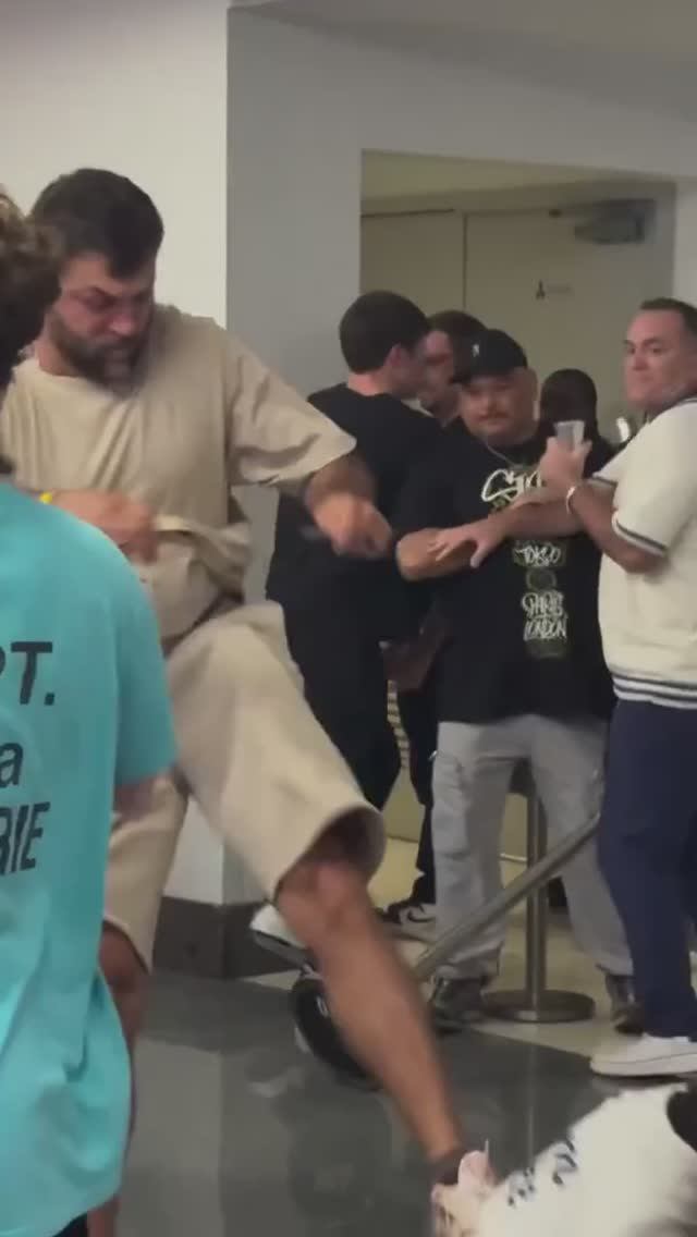 Андрей Орловский устроил потасовку за кулисами смотреть онлайн