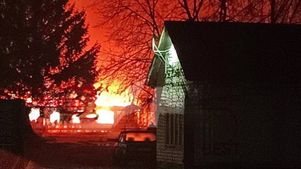 Появились кадры атаки БПЛА на Брянскую область. Атакован Новозыбков. 20.12.2025 смотреть онлайн