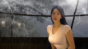 Молния и гром, девушка ночует одна в палатке.