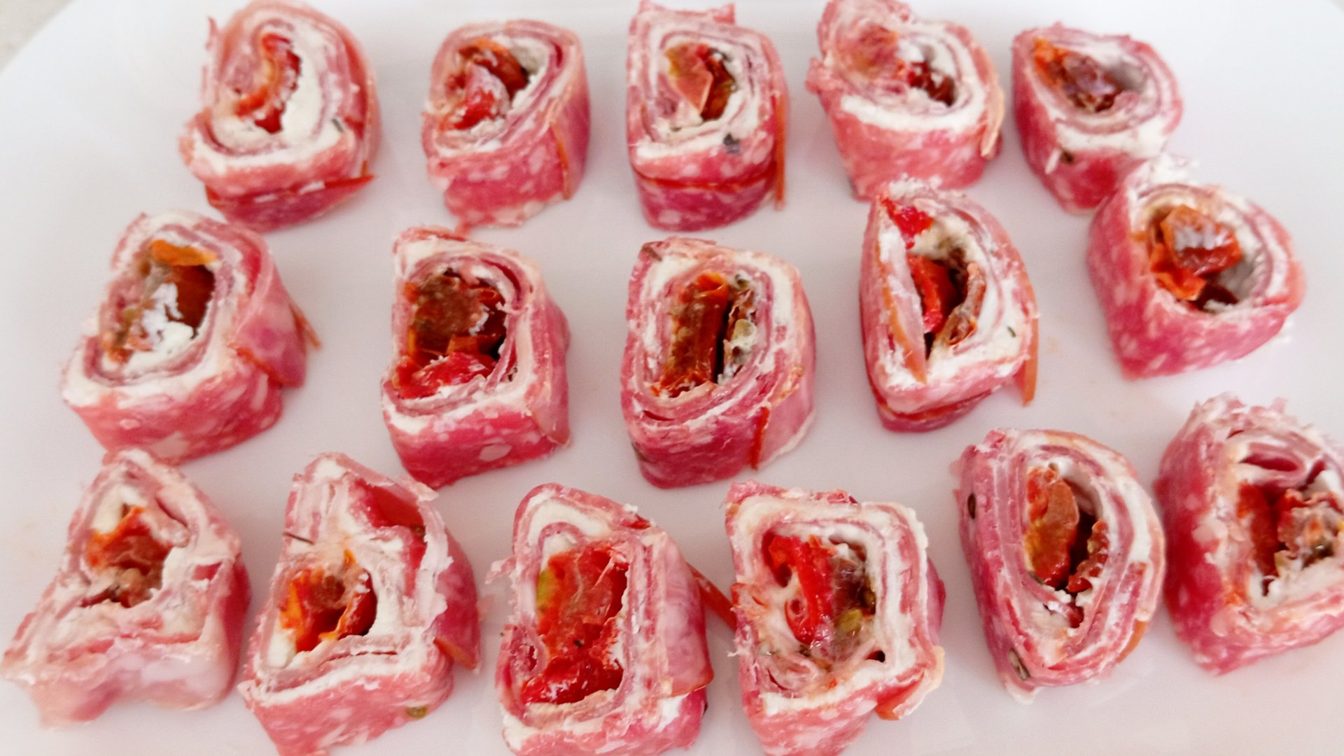 Закусочные колбасные рулетики 🫔 / На праздничный 🎊🥳🎉 стол. смотреть онлайн