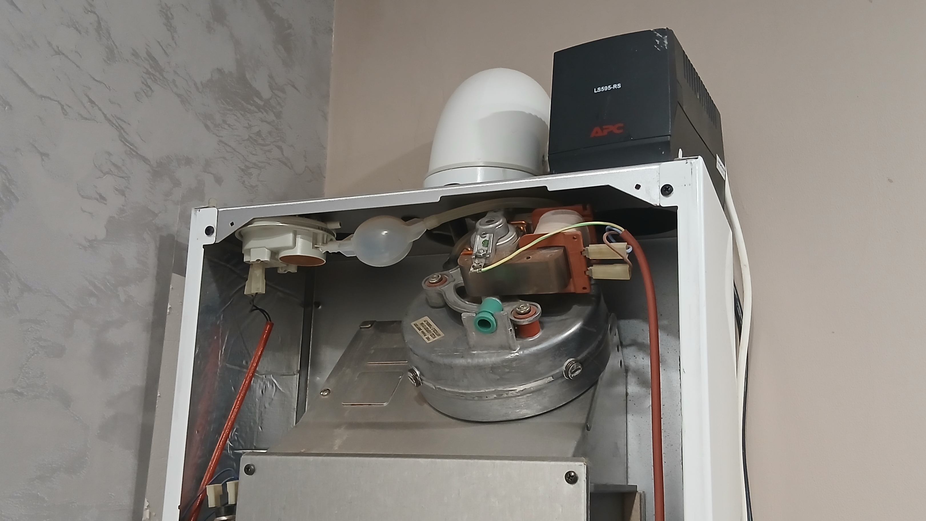 Показываю где расположено пневмореле на котле Baxi Eco Home 24F смотреть онлайн