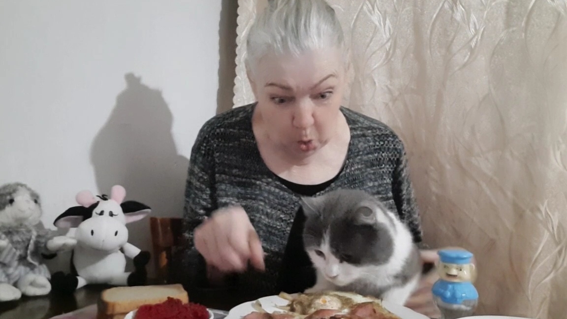 20-12-2025 #mukbangtatyanaeats/мукбанг #еданакамеру 🍽☕🍞🥄🔪😋 смотреть онлайн