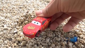 МУЛЬТИКИ ПРО МАШИНКИ СИНИЙ АВТОВОЗ СПАСАЕТ ДРУЗЕЙ ТАЧКИ