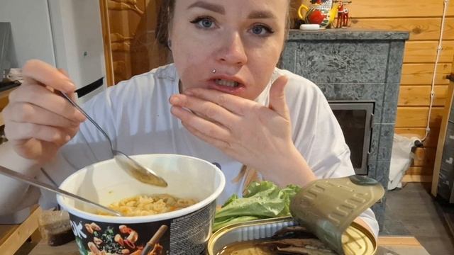 Мукбанг лапша, шпроты, салат| Дачные посиделки #мукбанг #фудблог смотреть онлайн