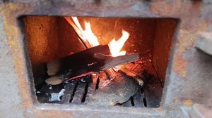 мы топим советскую чугунную печку.