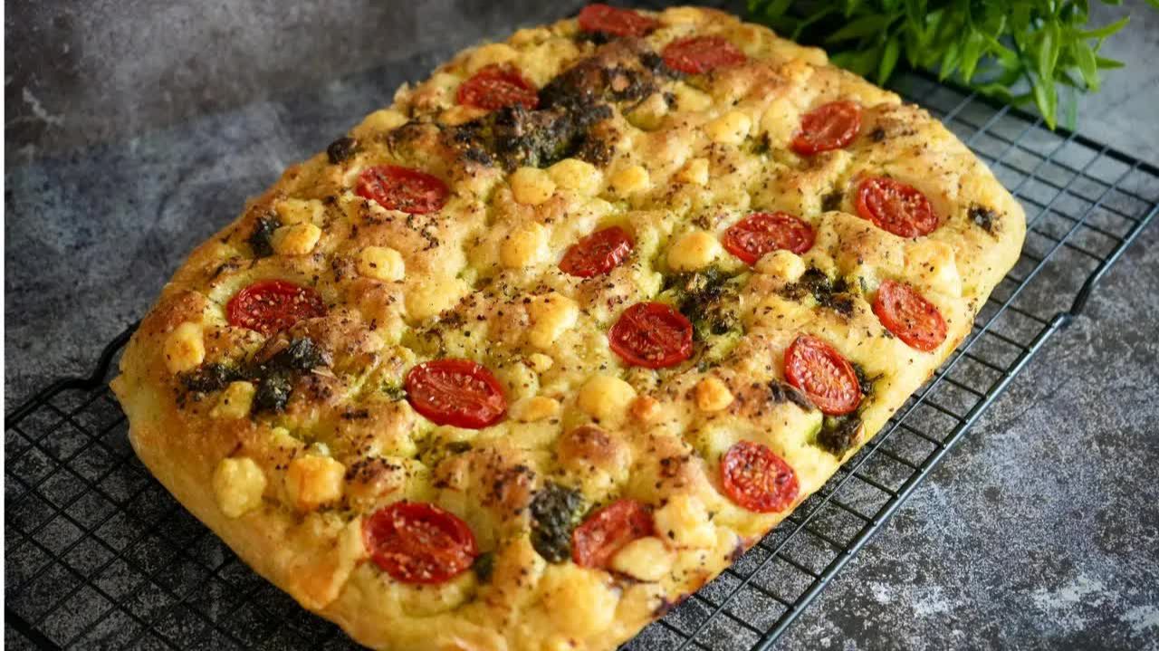 Этот ХЛЕБ с МИЛЛИОНОМ ПРОСМОТРОВ! САМЫЙ АРОМАТНЫЙ ХЛЕБ - Фокачча без замеса! Итальянский хлеб НОЧНОЙ смотреть онлайн