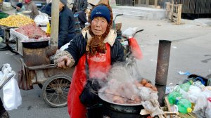 Утренний весенний продовольственный рынок города Хэйхэ в Китае