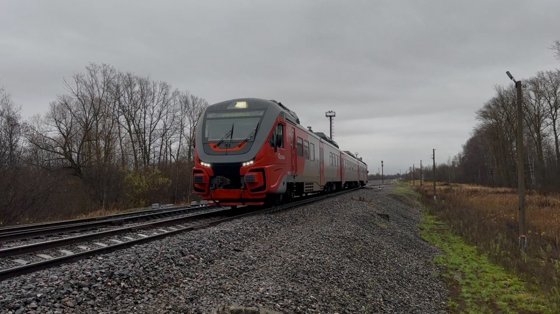 Рельсовый автобус «Орлан» РА3-064 на ст.Молот, ноябрь 2025 года смотреть онлайн