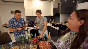 НАЗВАЛА В ГОСТИ МУЖИКОВ А НА ОБЕД К ТОРТИКУ