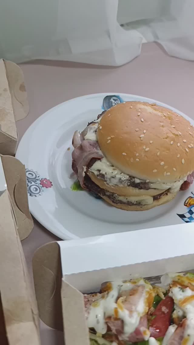 Тройной удар по голоду: бургер, тунец и сырники в деле! смотреть онлайн