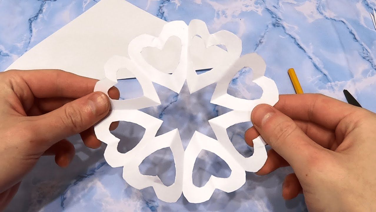 Не пропустите этот 5-минутный мастер-класс по изготовлению снежинок для занятых родителей смотреть онлайн