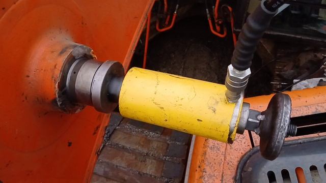 Расточка разбитого отверстия под втулки.