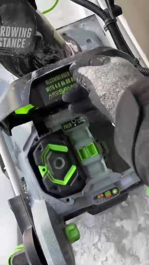 Электрический уборщик снега легко почистит дорожки. смотреть онлайн