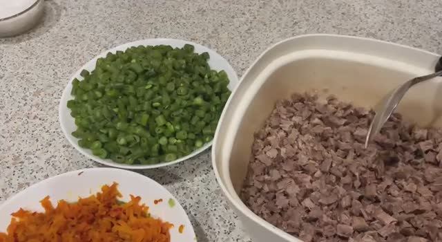Салат из отварной говядины со стручковой фасолью и грибами смотреть онлайн