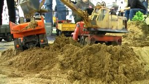 Игрушки для взрослых и детей. Грузовики, экскаваторы и прочая строительная техника в масштабе 1/14.