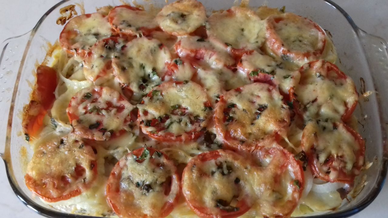 Мясо по французски в духовке. Рецепт очень вкусного и сочного мяса с сыром, картошкой и помидорами смотреть онлайн