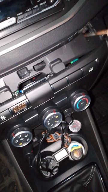 Смазываем силиконом фиксаторы декоративной накладки смотреть онлайн