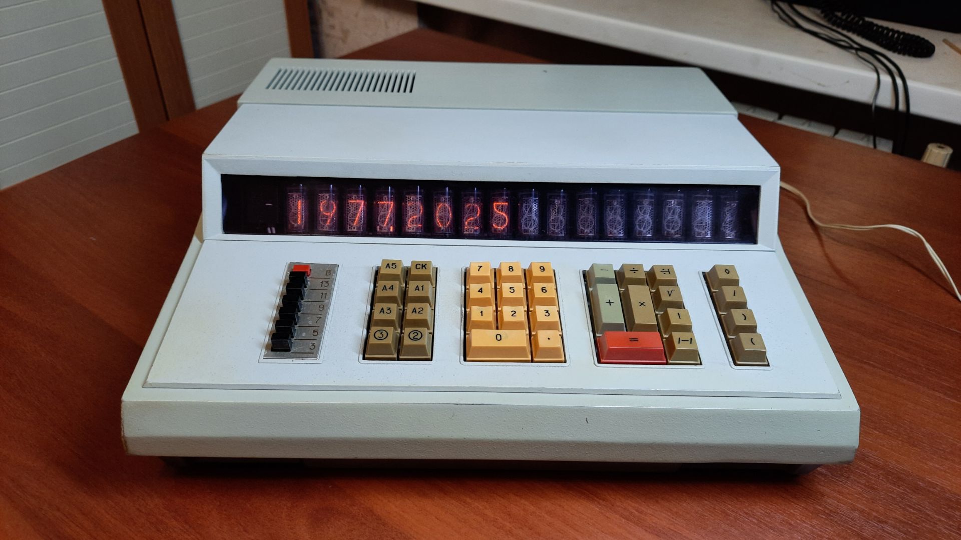 Калькулятор (ЭКВМ) Искра-122 (1977) смотреть онлайн