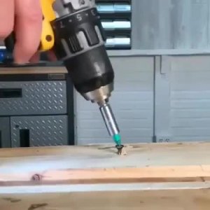 Как легко открутить сложный саморез.