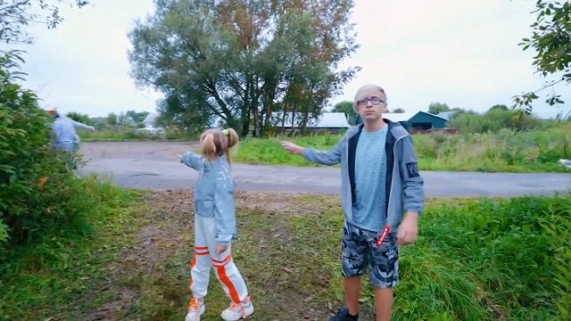 Богатые Школьники в Деревне! Город vs Деревня! Веселые Истории на Каникулах! Мы Семья - Лучшее! смотреть онлайн