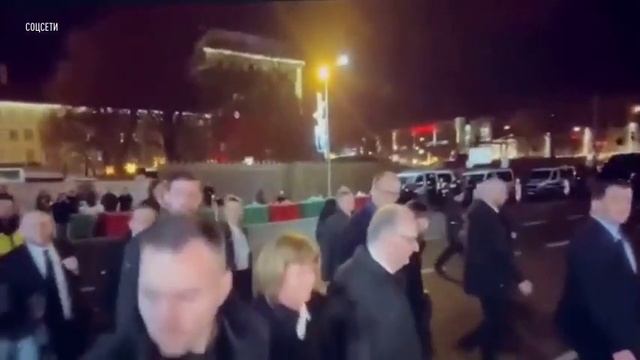 Толпа освистала приехавшего на поминки по жертвам теракта Мерца смотреть онлайн