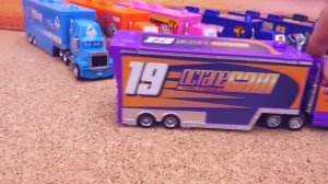Сюрпризы MINI CARS3 _ Игрушечные машинки с Транспортировщиками Мак _ Видео для детей