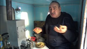 Жарим картофель на зимней рыбалке