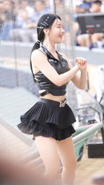 Невероятно привлекательная чирлидерша смотреть онлайн