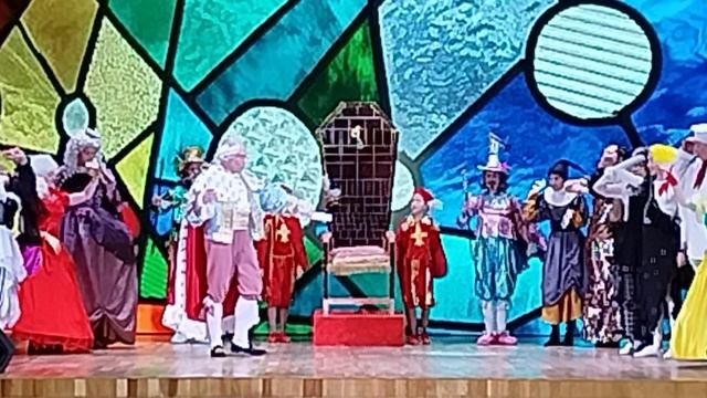 КОРОЛЕВСТВО КРИВЫХ ЗЕРКАЛ-спектакль, созданный преподавателями, родителями, учащимися детских хоров смотреть онлайн