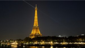 Вид на Эйфелеву башню и вид с Эйфелевой башни. Как мы туда поднялись со второй попытки 😂